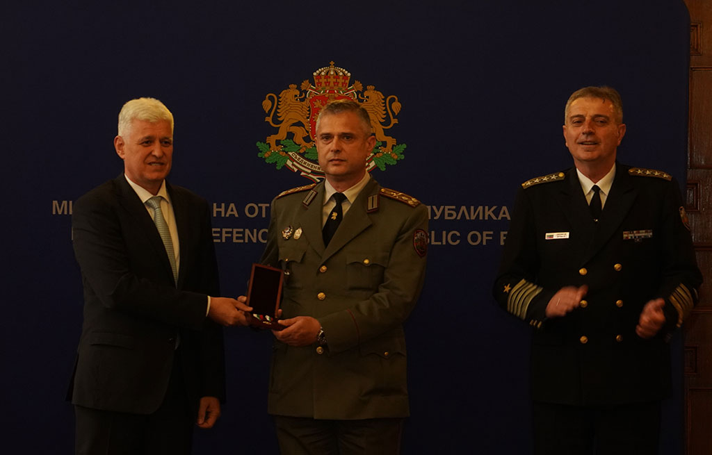 Министърът на отбраната Димитър Стоянов: Българската армия остава пример и опора на обществото - armymedia.bg Министърът на отбраната Димитър Стоянов: Българската армия остава пример и опора на обществото
