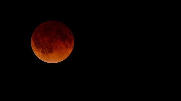 Пълно лунно и частично слънчево затъмнения ще наблюдаваме в България през 2022 г.
