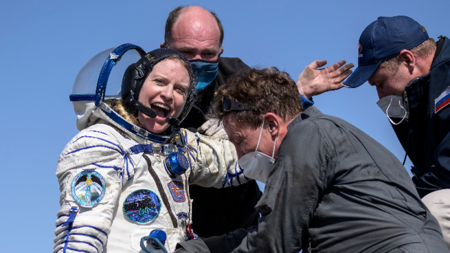 Двама руски космонавти и американска астронавтка се завърнаха от МКС