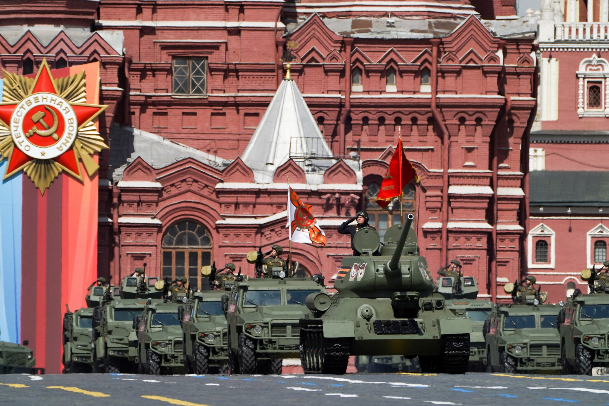 Путин сплотява бившите съветски републики с постен парад
