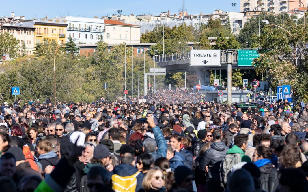 В Триест избухнаха сблъсъци между италианската полиция и противници на здравния пропуск