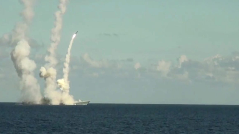 Експлозии в Крим: Украйна твърди за взривена руска ракета на полуострова