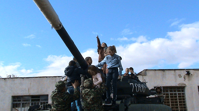 Деца играят на войници