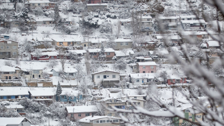 Сняг покри Атина, гръцките острови и Истанбул; нарушен е въздушният транспорт; в Източна Албания е минус 17