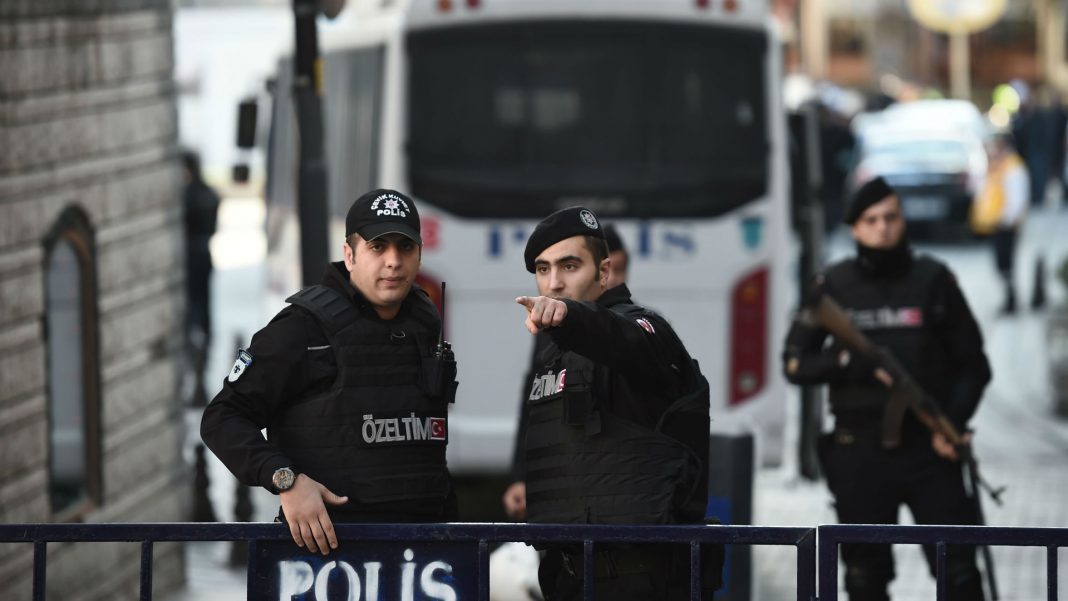 Въоръжени мъже нахлуха в църква в Истанбул, Ислямска държава пое отговорност за нападението