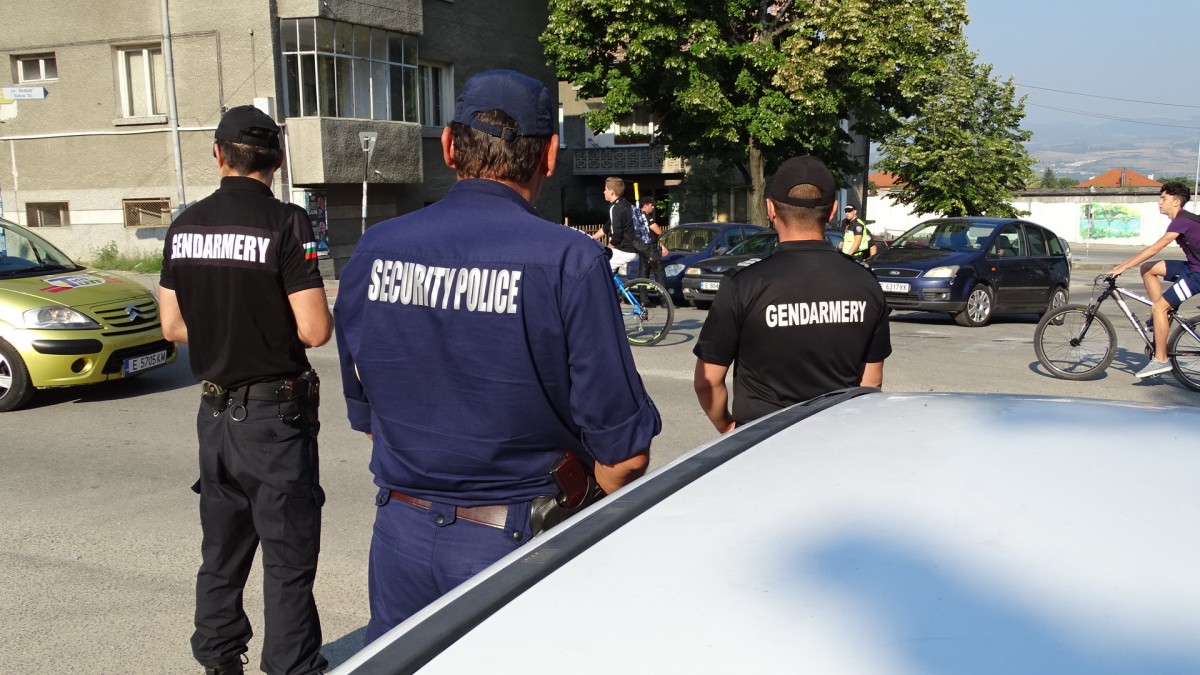 Мащабна акция в град Левски срещу група за телефонни измами