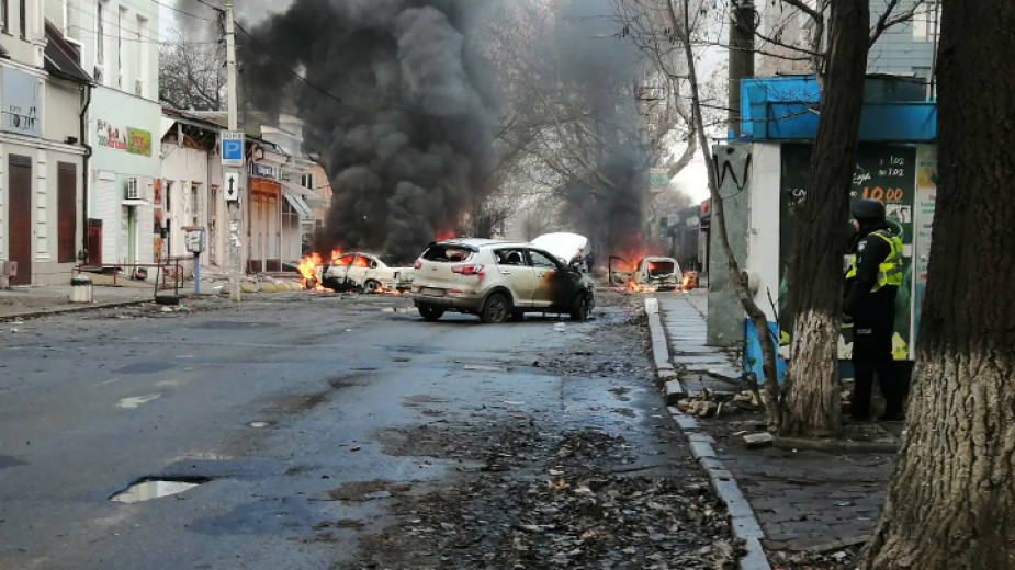 Жители на Херсон бягат заради руските атаки, ожесточени сражения в Източна Украйна