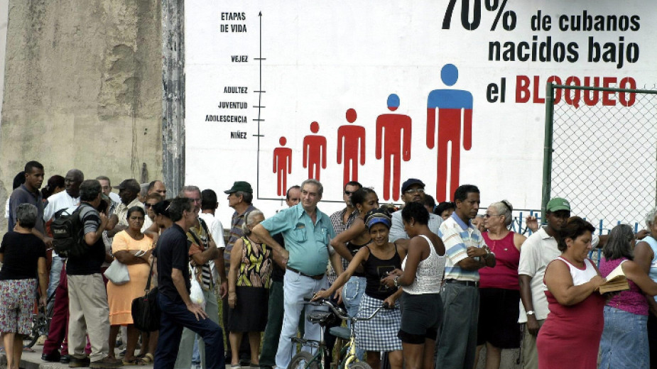 Куба започва да продава долари на свои граждани