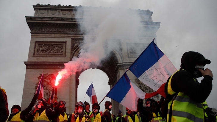Франция отстъпи на „жълтите жилетки“: Правителството се отказа да вдига акцизите на горивата