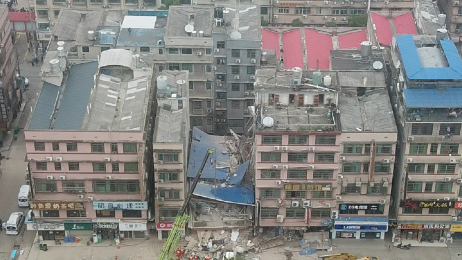 Чудо в Китай! Жена бе извадена жива изпод рухнала преди 6 дни сграда