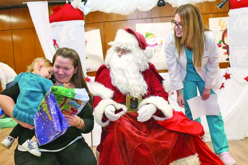Дядо Коледа раздаде подаръци на оперирани във ВМА деца