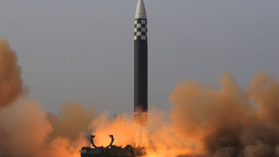 Ким Чен-ун лично е наредил и наблюдавал пуска на новата севернокорейска ракета, съобщи Пхенян