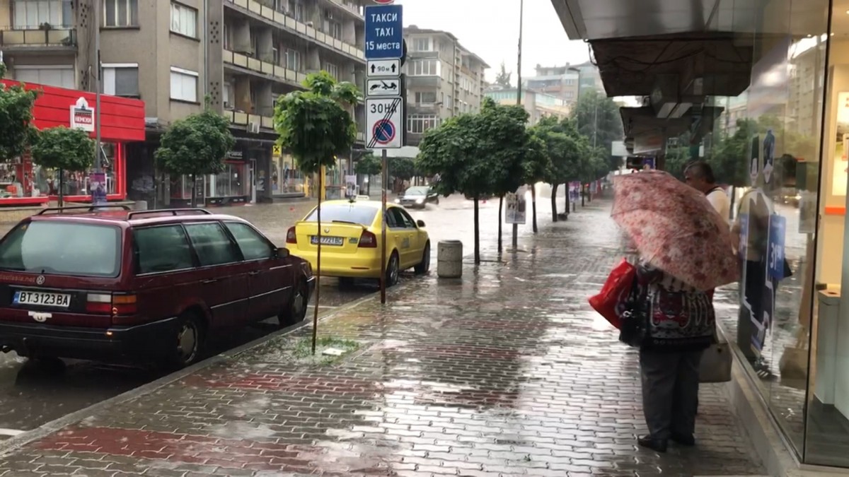 Във Велико Търново проливен дъжд, придружен от градушка