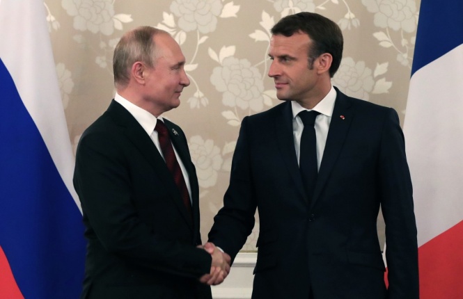 Броени дни преди срещата на Г-7: Макрон посрещна Путин в лятната си резиденция