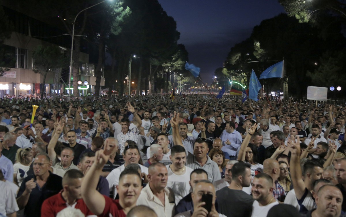 Сблъсъци между опозиционери и полиция в Тирана