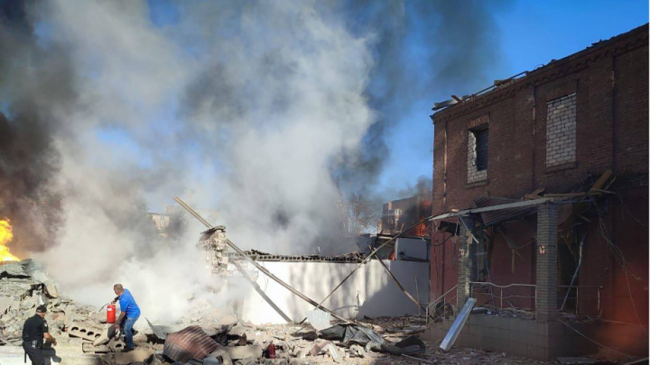 Четирима души загинаха, а десетки са ранени при руски въздушни удари в Украйна