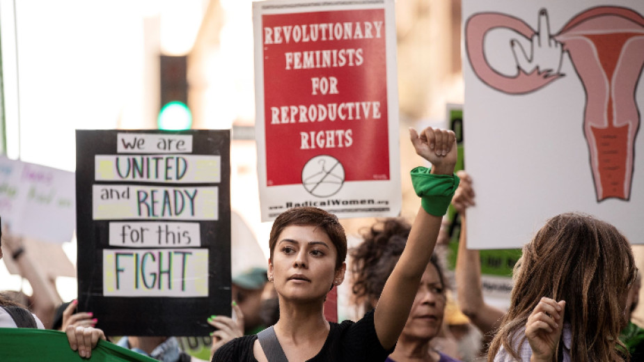 Протести срещу решението на Върховния съд на САЩ за правото на аборт доведоха до сблъсъци на демонстранти и полицията в Аризона