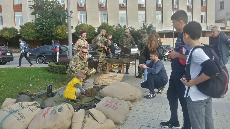 Кампанията „Бъди войник“ гостува в Сливен – демонстрираха обезвреждане на нападатели