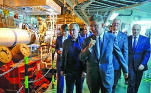 Руският президент Путин заедно с шефовете на 'Газпром' Алексей Милер и на Allseas Едуард Хеерема (с очилата) на борда на Pioneering Spirit по време на строител-ството на 'Турски поток'