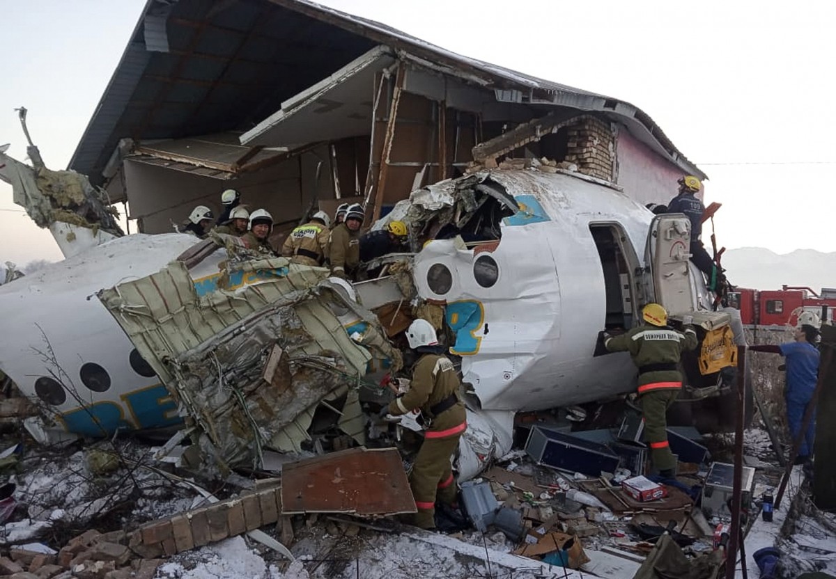Самолет със 100 души на борда се разби в Казахстан