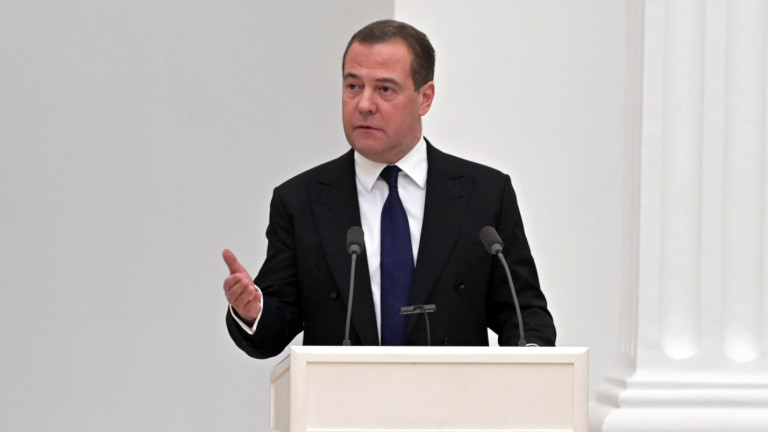 Медведев заяви, че САЩ трябва да молят за преговори за ядрените оръжия