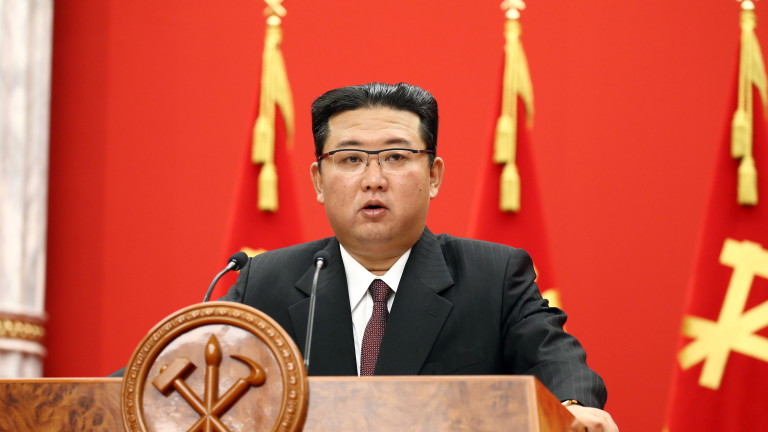 Северна Корея за първи път показа портрет на своя лидер, окачен редом с тези на неговите предшественици