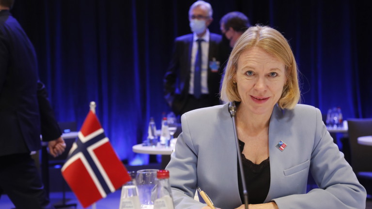 Норвегия увери, че е в правото си да блокира руски товар за архипелага Свалбард