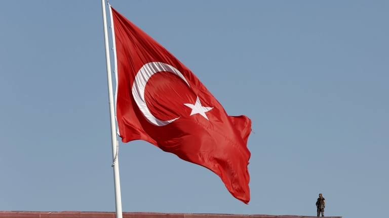 Турция е нанесла въздушни удари по кюрдски бойци в 24 цели в северните части на Ирак и Сирия, обяви министерството ѝ на отбраната