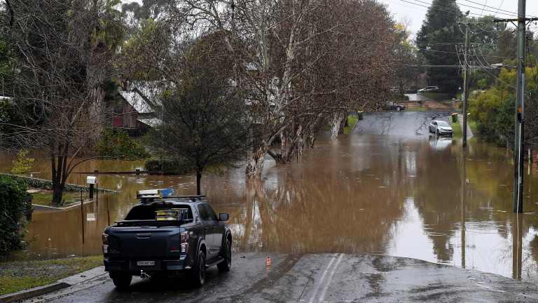 Домовете на 85 000 души са наводнени или заплашени от наводняване в района на Сидни след поройни дъждове