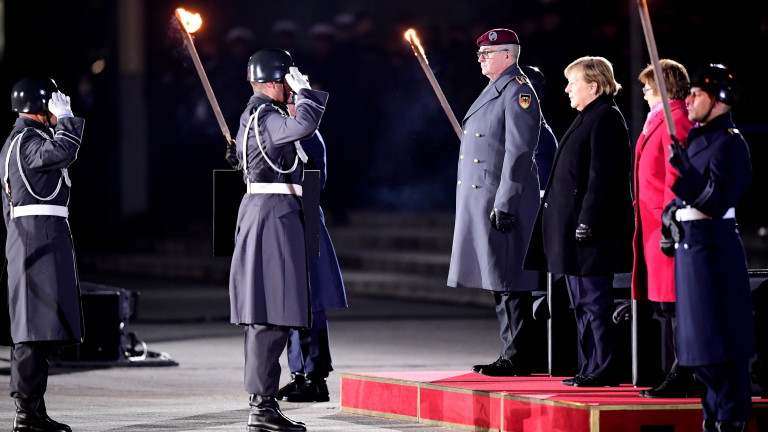 Меркел тържествено се прости с канцлерския пост – с военен ритуал от XVI в. - armymedia.bg Меркел тържествено се прости с канцлерския пост – с военен ритуал от XVI в.