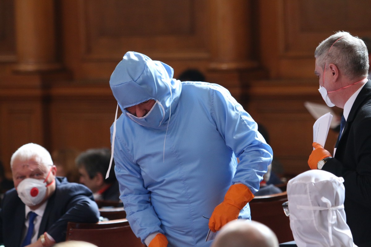 Депутати със защитни костюми в парламента
