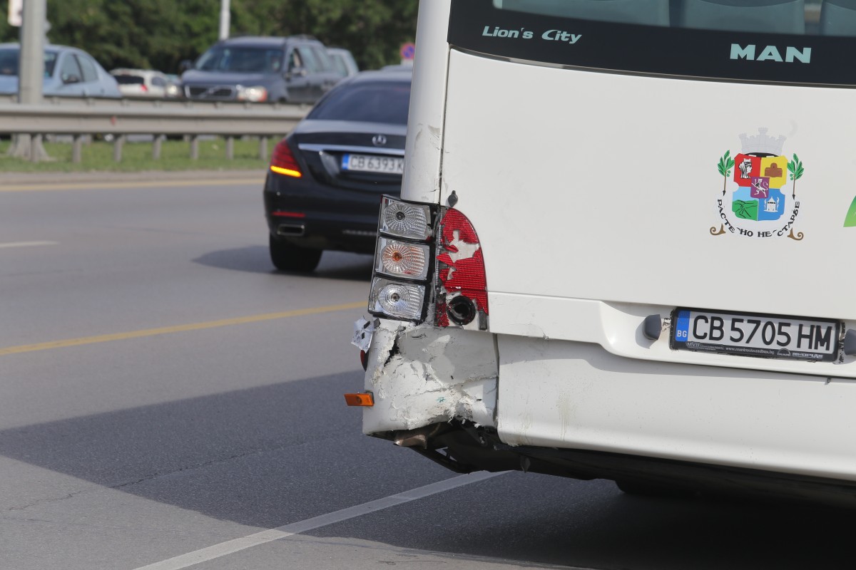 Моторист почина след удар в градски автобус в София