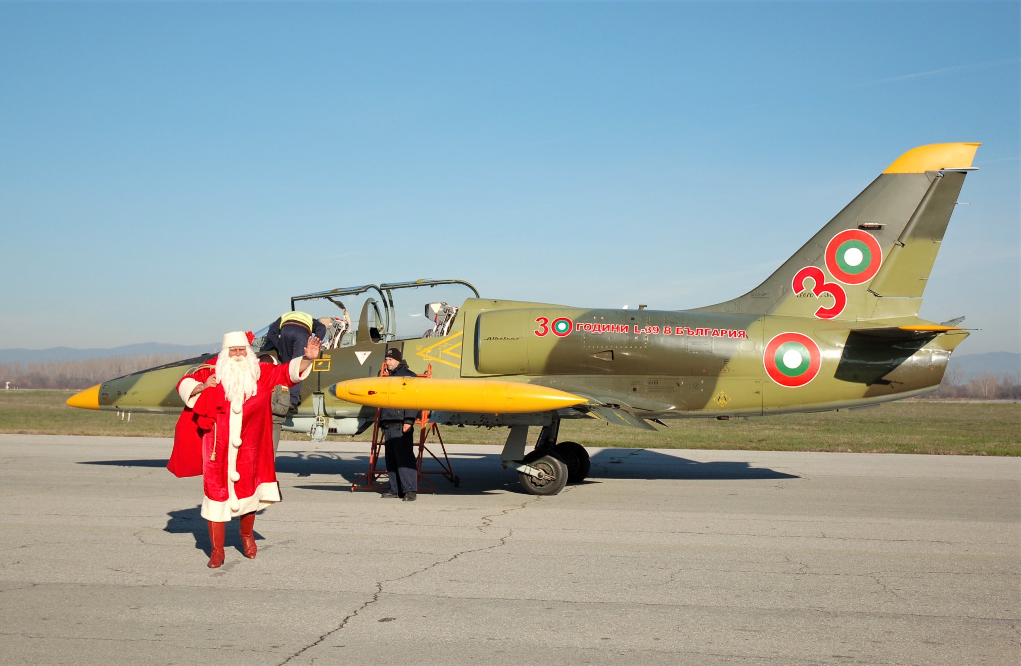 Дядо Коледа кацна със самолет в 3-та авиобаза Граф Игнатиево и зарадва децата на военнослужещите