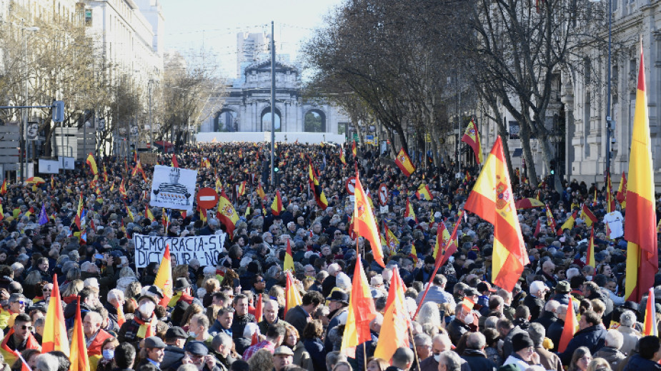 Десетки хиляди поискаха на протест в Мадрид оставката на испанския премиер
