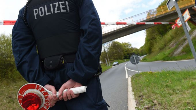Германската полиция щурмува аптеката в Карлсруе, в която бяха взети заложници и арестува заподозрян