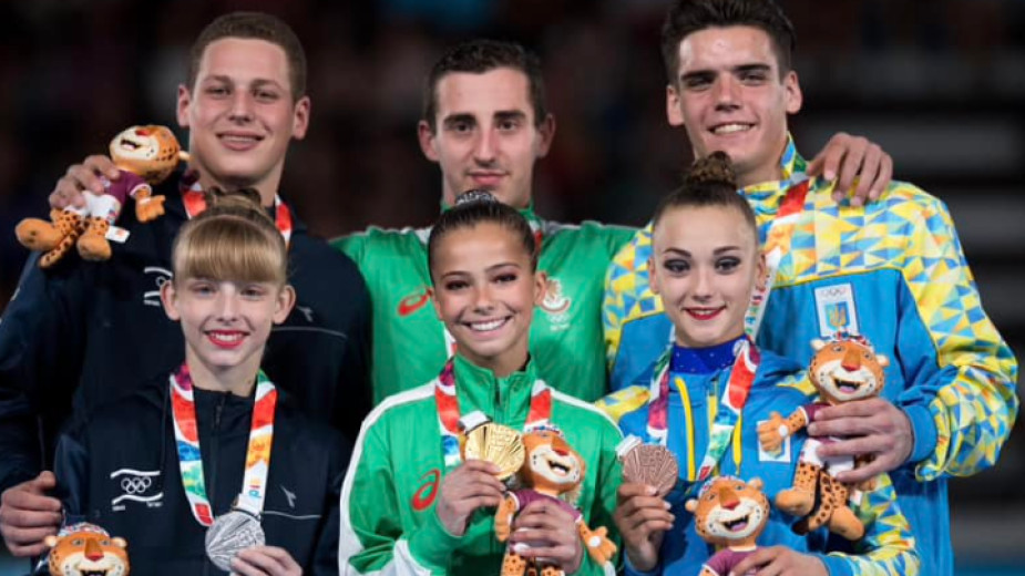 Шампионка по акробатика продава медала си, за да спаси 8-годишно дете
