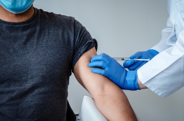 Германец си постави към 90 ковид ваксини, за да продава сертификатите