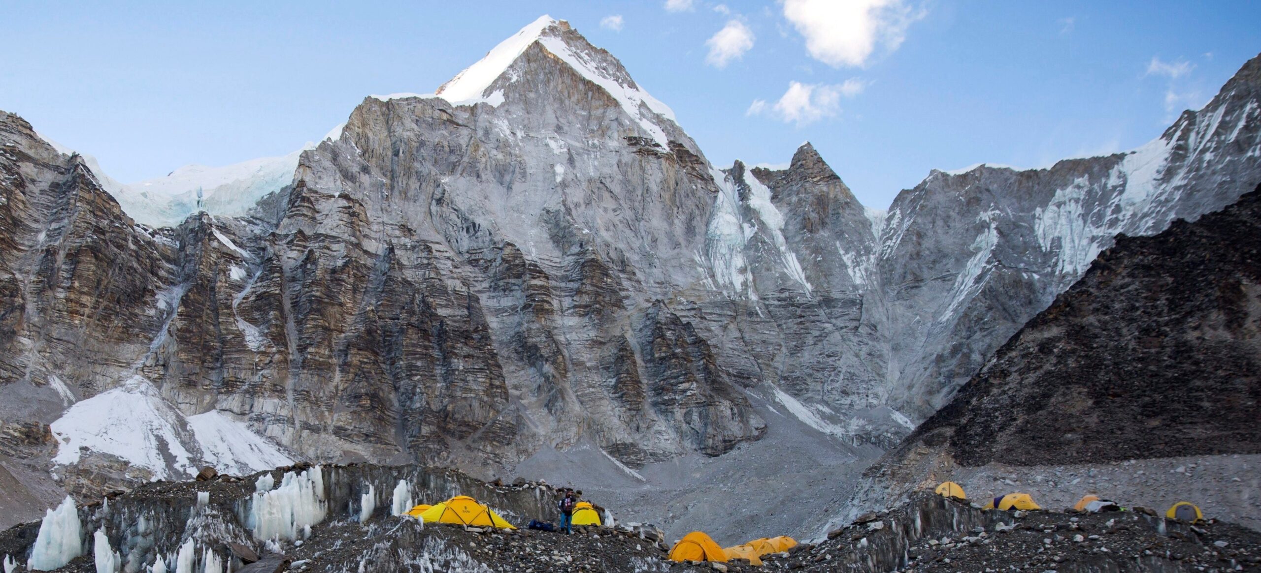 Китай спира експедициите до Еверест заради страхове от пренасяне на коронавируса от Непал