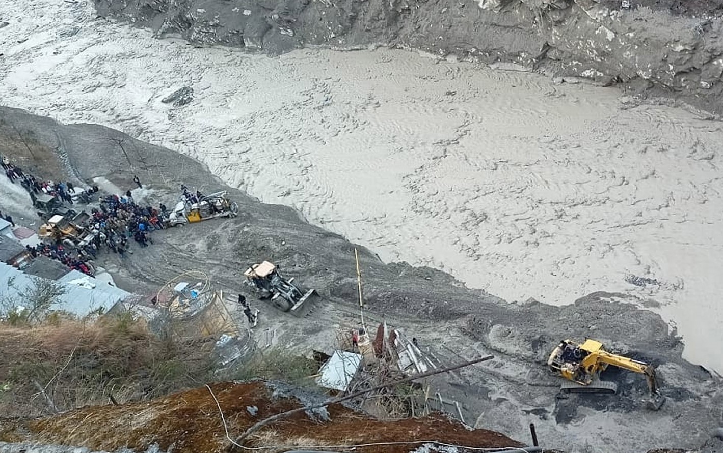 Жертви и десетки изчезнали при срутване на ледник в Индия