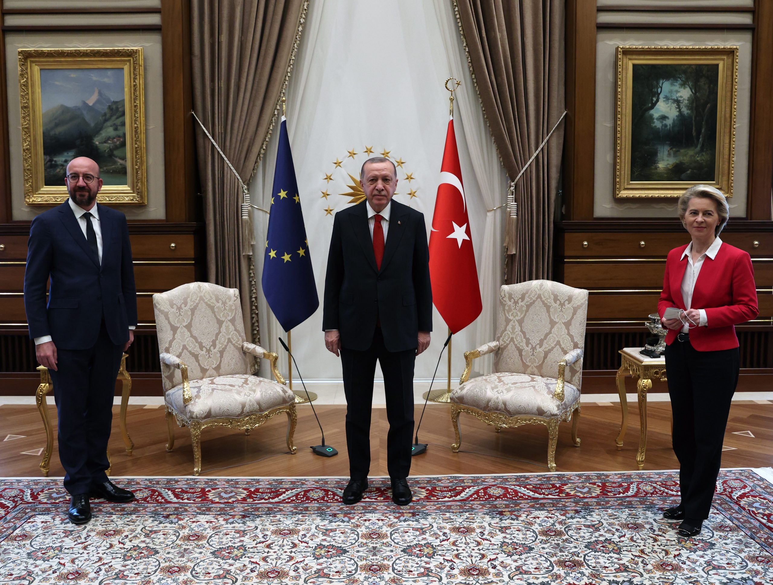 Турция обвини ЕС за протоколната грешка, оставила Фон дер Лайен без стол