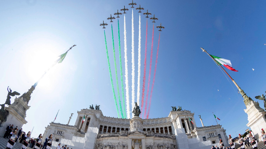 С голям парад в Рим Италия отбеляза Деня на Републиката