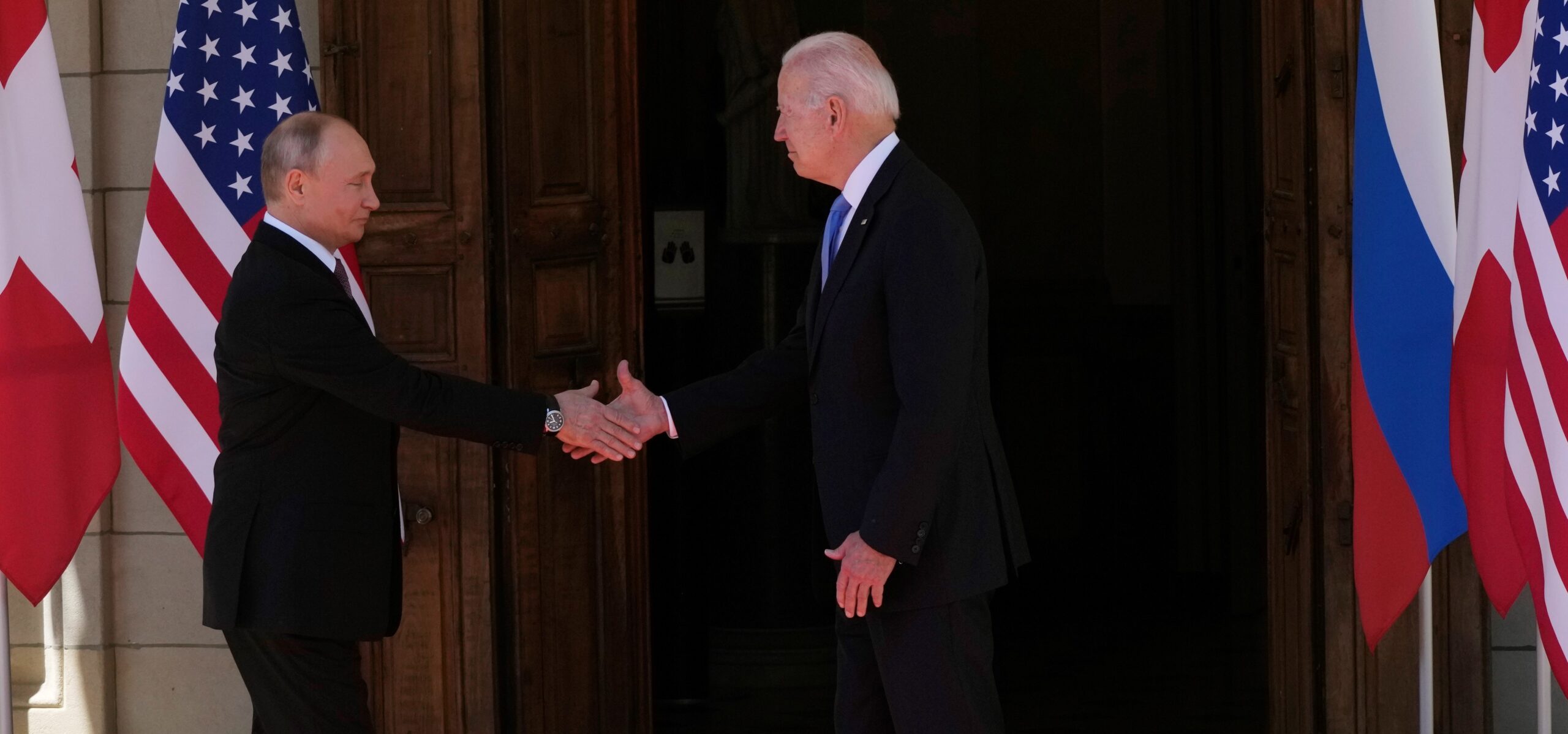 Джо Байдън и Владимир Путин си стиснаха ръцете в Женева