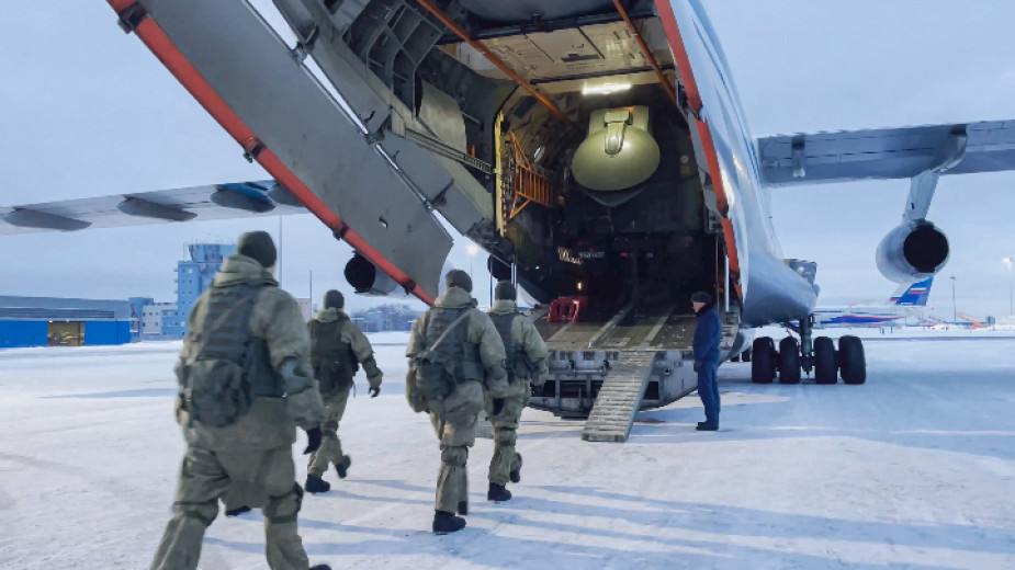 Руски военнотранспортни самолети излетяха от Русия за Казахстан с военни и техника