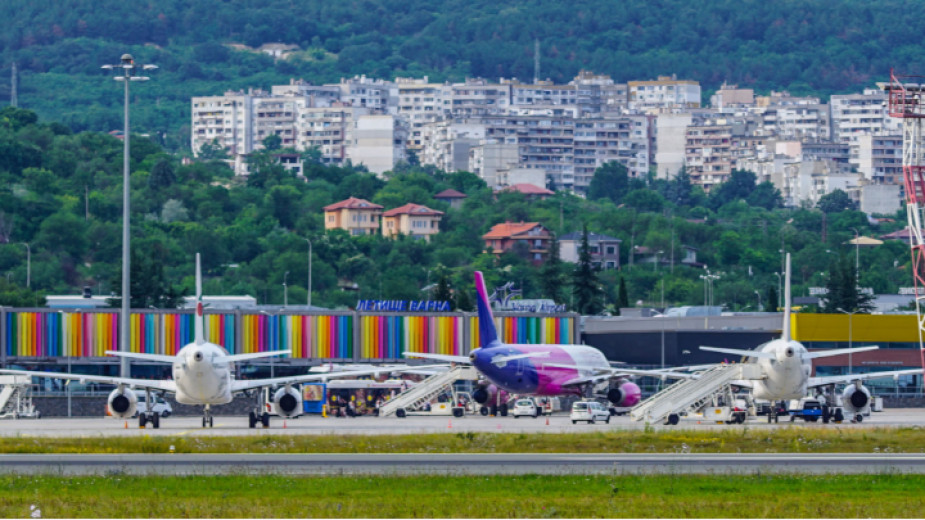 Пътници се барикадирали в самолет, който, без да ги уведоми, кацнал във Варна вместо в София