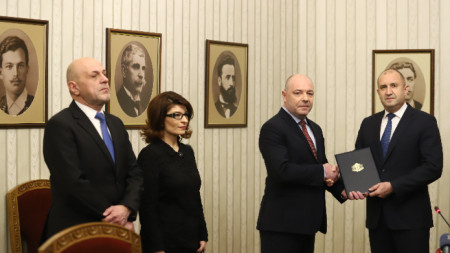 Румен Радев връчи мандата на ГЕРБ-СДС. Професор Николай Габровски е кандидатът за премиер
