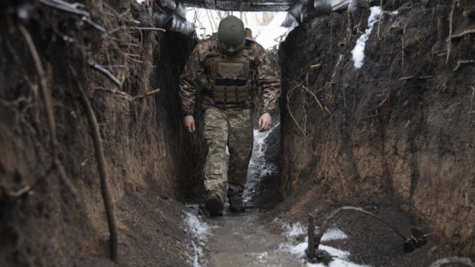 Украйна строи барикади и копае окопи, фокусира сe върху отбраната