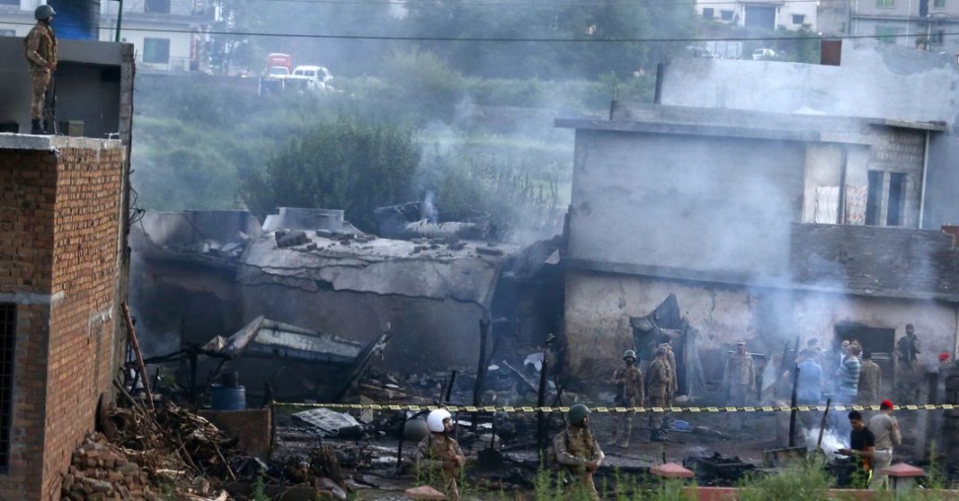 18 жертви на авиоинцидент: Военeн самолет се разби в Пакистан