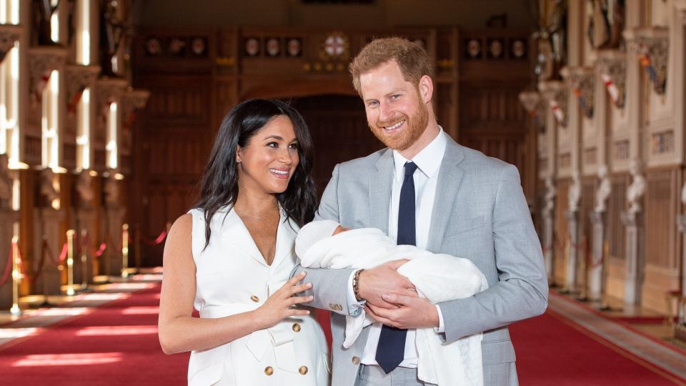 Първи кадри на новото кралско бебе – принц Хари и Меган Маркъл показаха сина си
