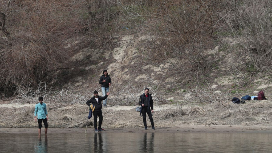 Гърция вини Турция за засиления поток на мигранти по река Марица