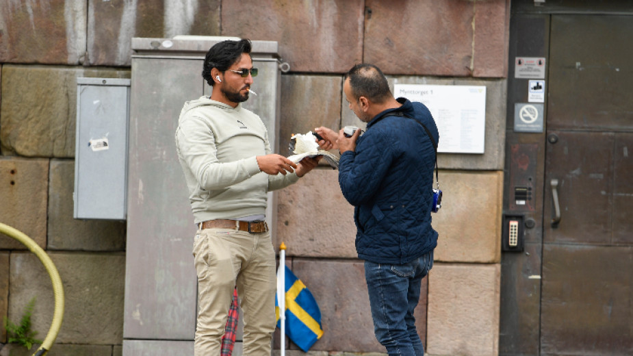 Двама мъже запалиха Корана пред парламента в Стокхолм